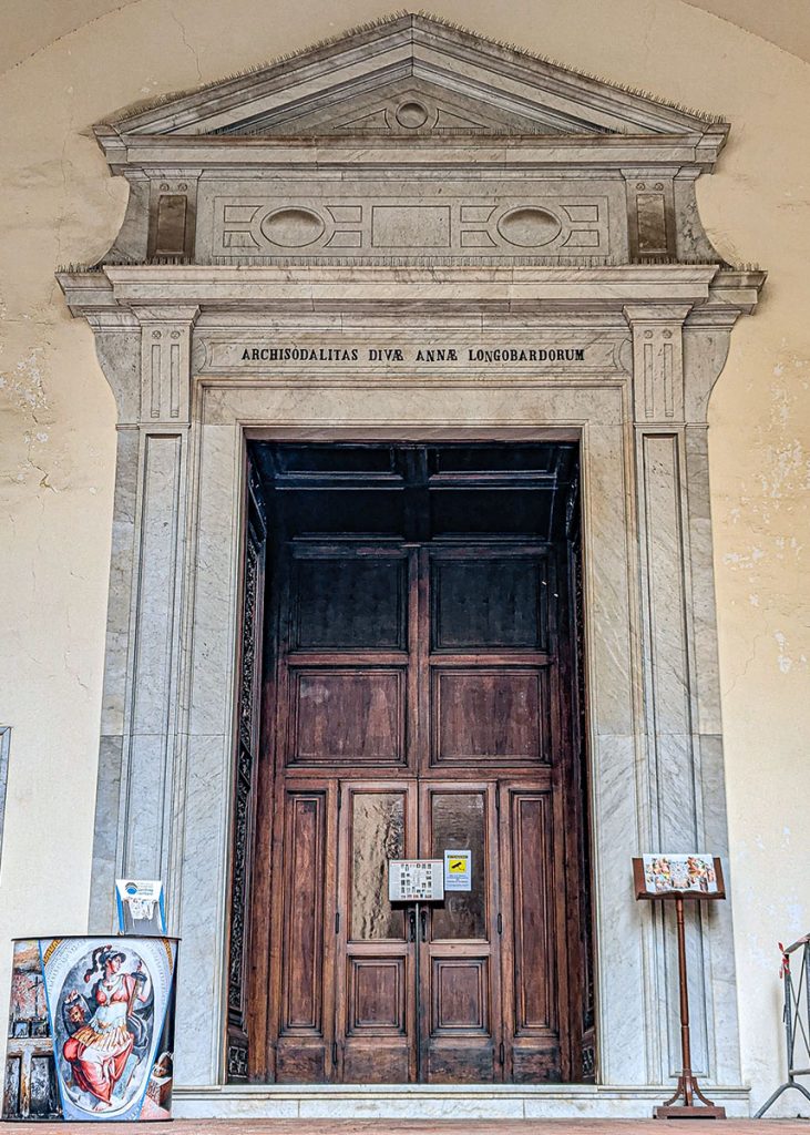 L'ingresso a Sant'Anna dei Lombardi a Napoli. Foto sul blog di viaggi "Nerd in Spalla: viaggiatori poco seri".