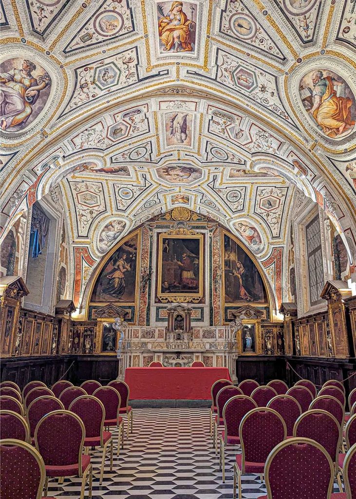 Sagrestia affrescata da Giorgio Vasari a Sant'Anna dei Lombardi a Napoli. Foto sul blog di viaggi "Nerd in Spalla: viaggiatori poco seri".