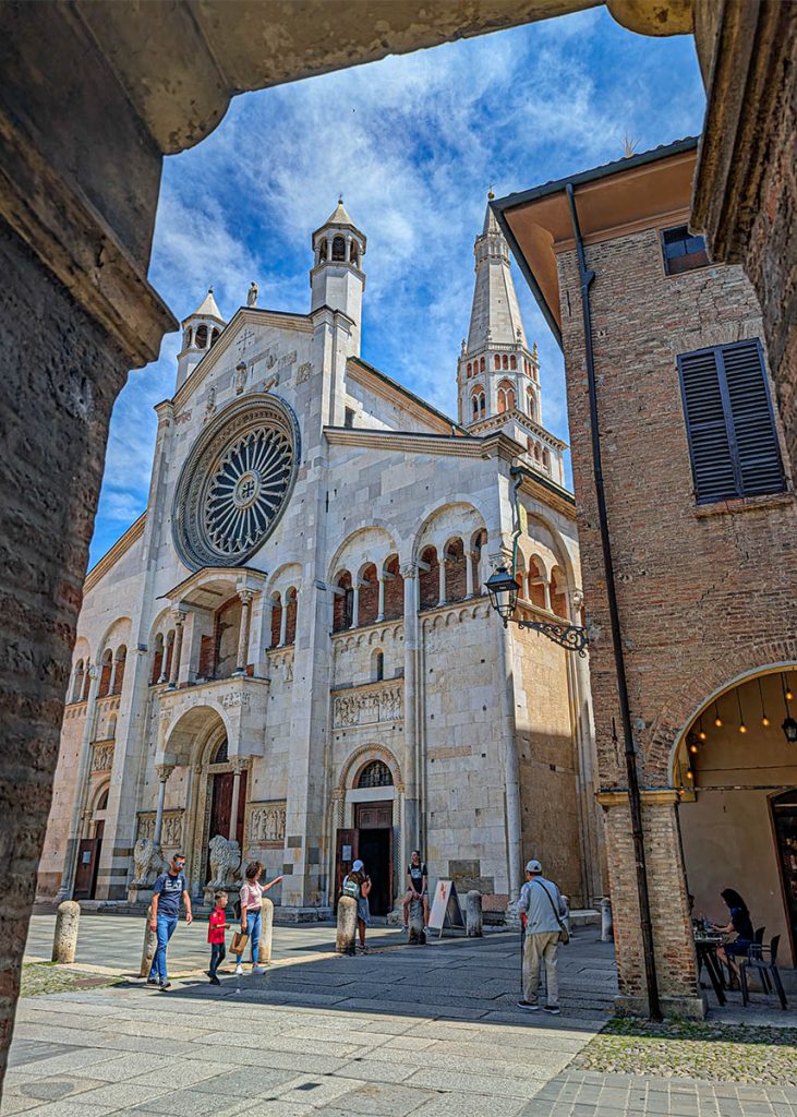 Facciata del Duomo di Modena. Foto sul blog di viaggi "Nerd in Spalla: viaggiatori poco seri".