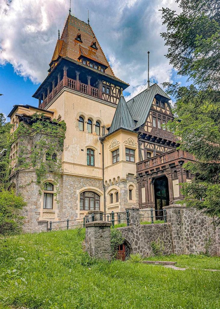 Esterno del castello di Pelișor in Romania. Foto sul blog di viaggi "Nerd in Spalla: viaggiatori poco seri".