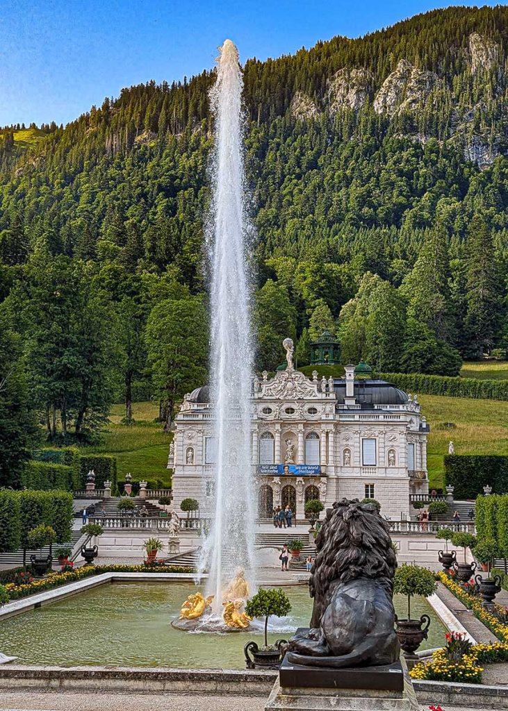 Fontana davanti al castello di Linderhof. Foto sul blog di viaggi "Nerd in Spalla: viaggiatori poco seri".