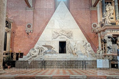 Tomba di Canova ai Frari a Venezia. Foto sul blog di viaggi "Nerd in Spalla: viaggiatori poco seri".