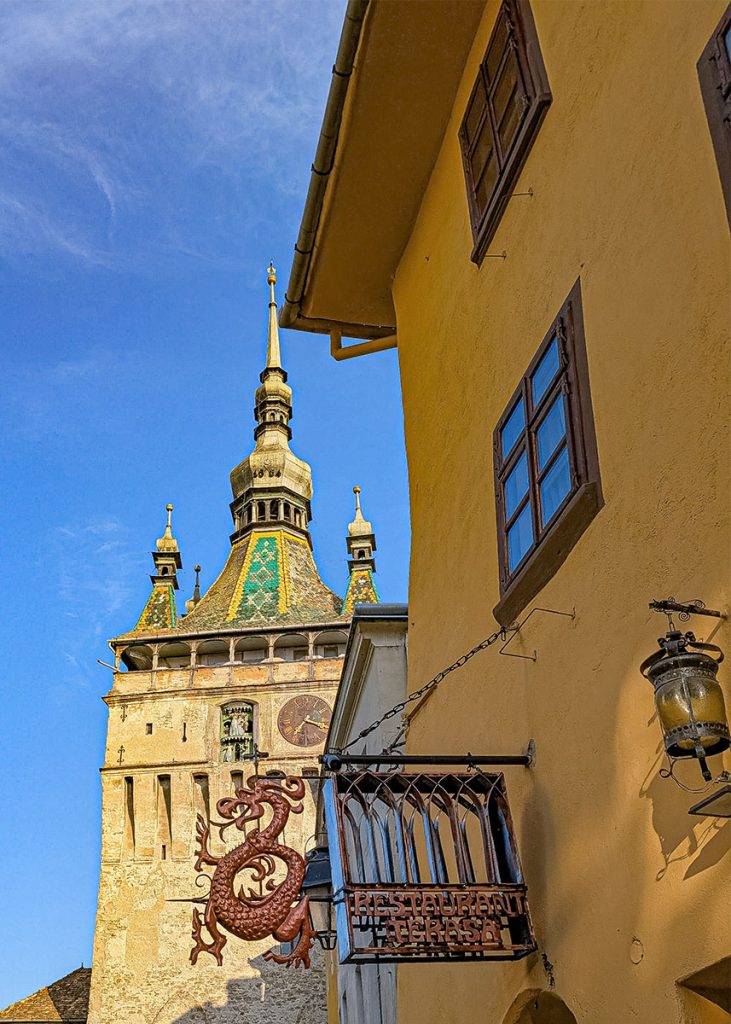 Insegna con drago davanti alla casa natale di Vlad Tepes a Sighisoara. Foto sul blog di viaggi "Nerd in Spalla: viaggiatori poco seri"