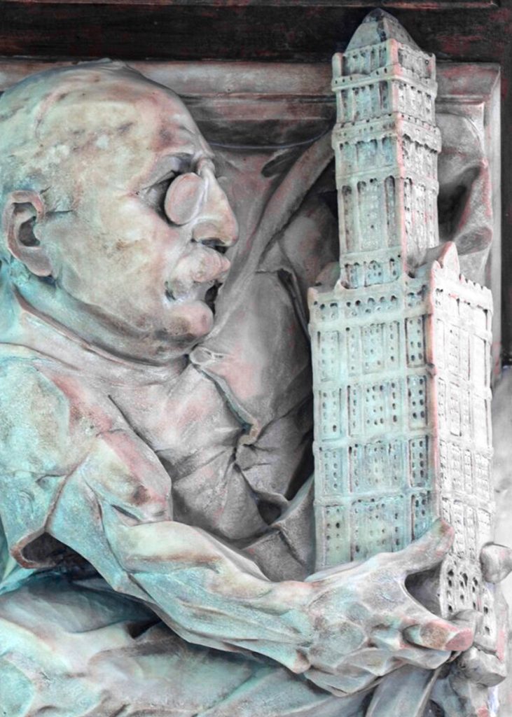 Cass Gilbert come un gargoyle nel Woolworth Building di New York