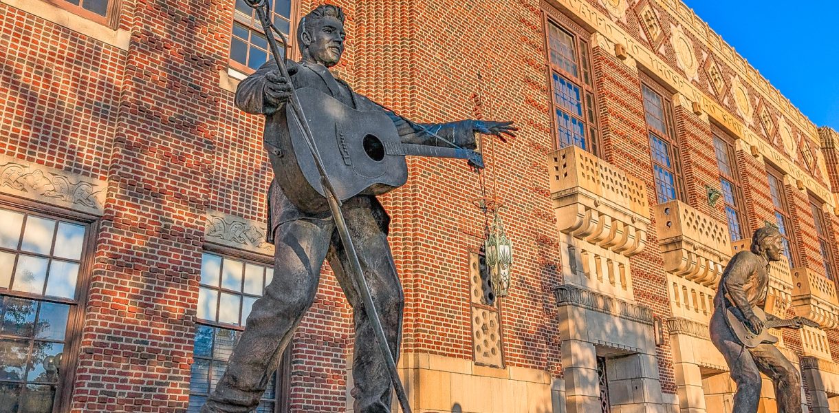 Statue di Elvis e James Burton davanti allo Shreveporto Municipal Memorial Auditorium in Louisiana. Foto sul blog di viaggio "Nerd in Spalla: viaggiatori poco seri"