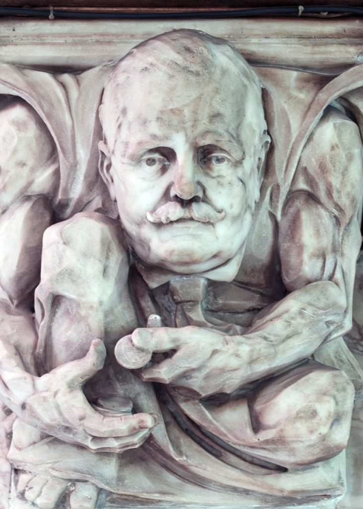 Frank Woolworth come un gargoyle nel Woolworth Building di New York