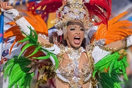 Portabandiera del carnevale a Santa Cruz di Tenerife. Foto sul blog di viaggi "Nerd in Spalla" dedicato alla cultura pop.
