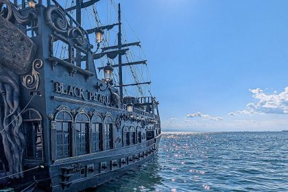 La nave pirata Perla Nera a Salonicco in Grecia. Foto sul blog di viaggi dedicato alla cultura pop "Nerd in Spalla".