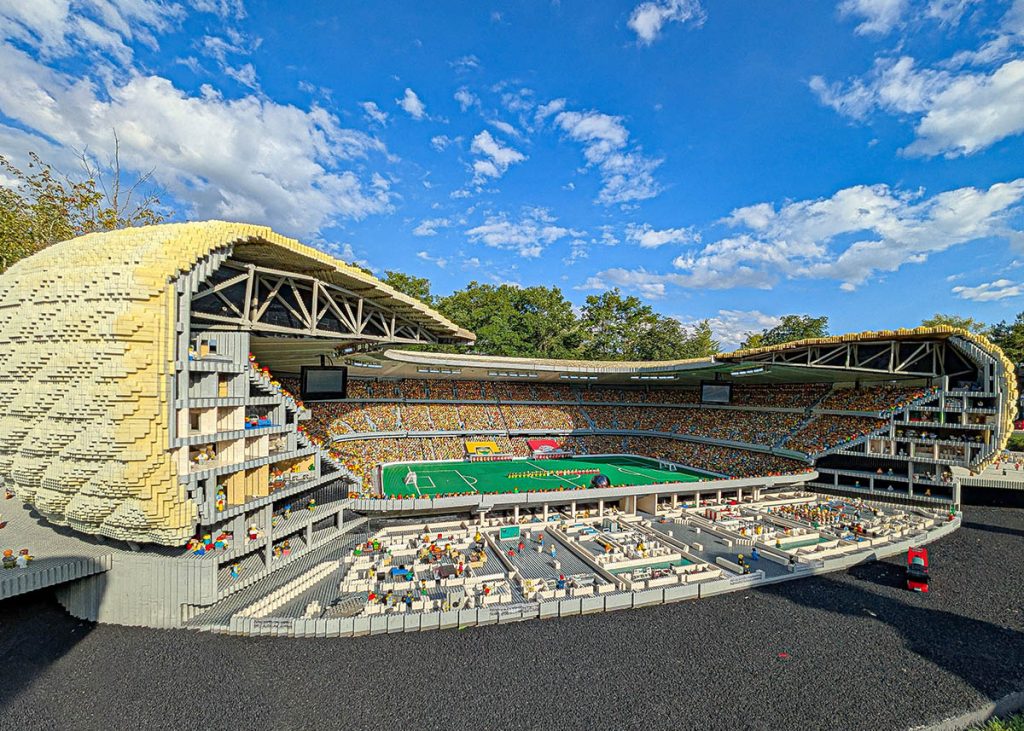 L'Allianz Arena di Monaco di Baviera in LEGO a Miniland in Germania. Foto sul blog di viaggi "Nerd in Spalla" dedicato alla cultura pop.
