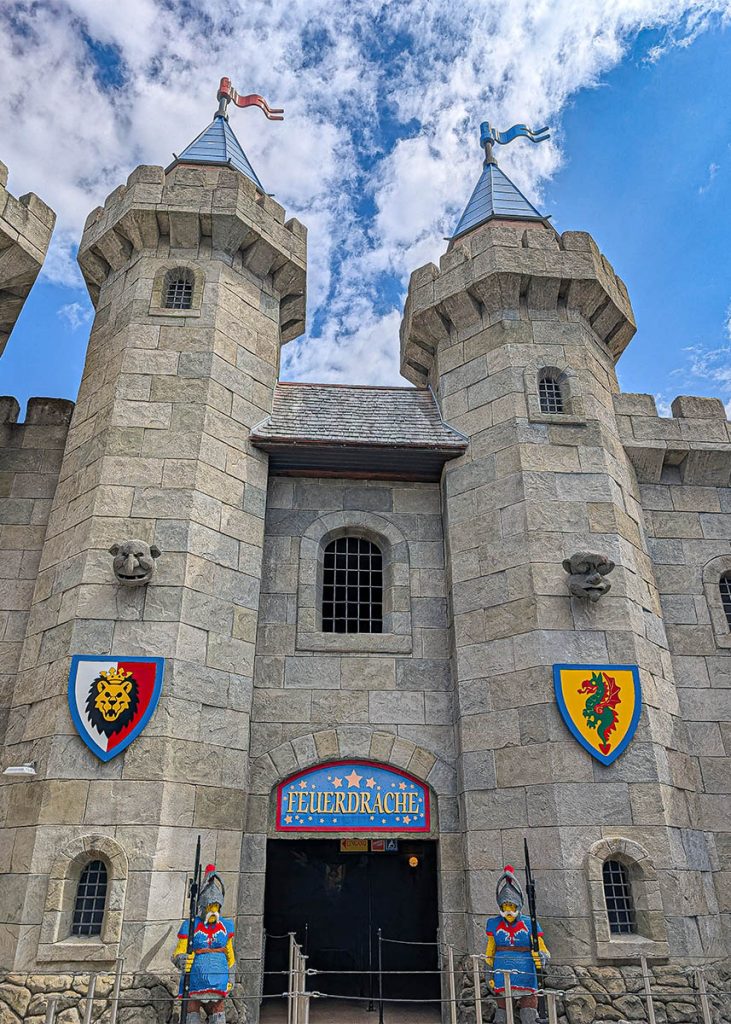 Il castello medievale della zona Knight's Kingdom a Legoland Deutschland. Foto sul blog di viaggi "Nerd in Spalla" dedicato alla cultura pop.