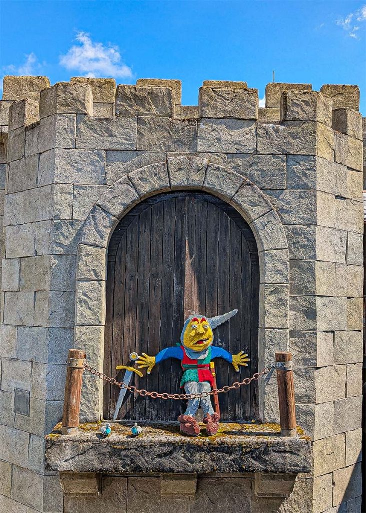 Un cavaliere medievale a Legoland Deutschland. Foto sul blog di viaggi "Nerd in Spalla" dedicato alla cultura pop.