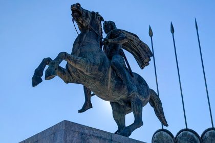 Monumento a Alessandro Magno con Sarisse a Salonicco. Foto sul blog di viaggi Nerd in Spalla dedicato alla cultura pop