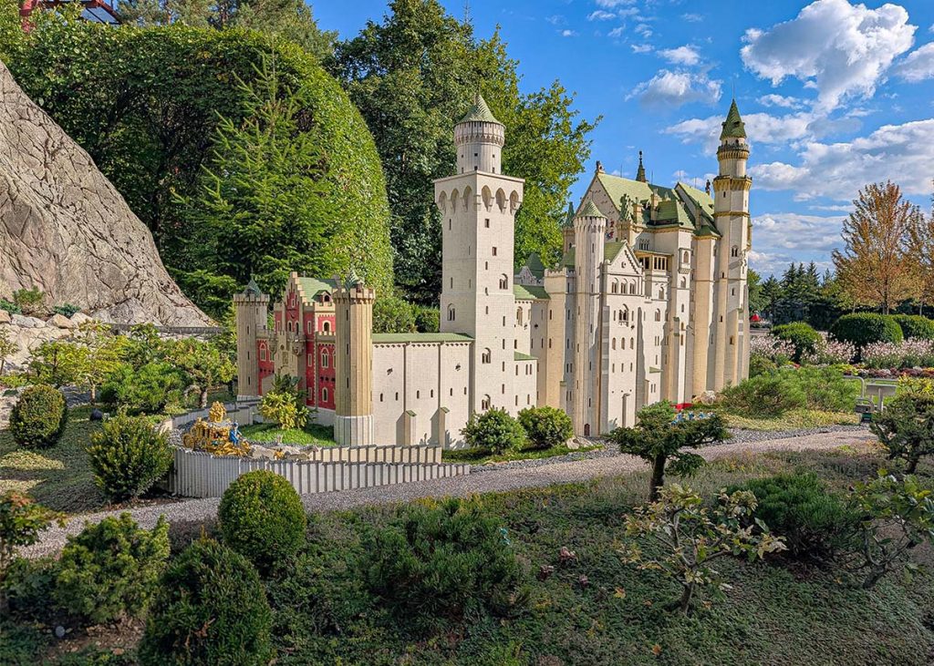 Il castello di Neuschwanstein in LEGO a Miniland in Germania. Foto sul blog di viaggi "Nerd in Spalla" dedicato alla cultura pop.