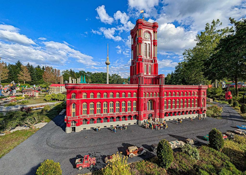 Il Rotes Rathaus di Berlino in lego a Miniland in Germania. Foto sul blog di viaggi "Nerd in Spalla" dedicato alla cultura pop.