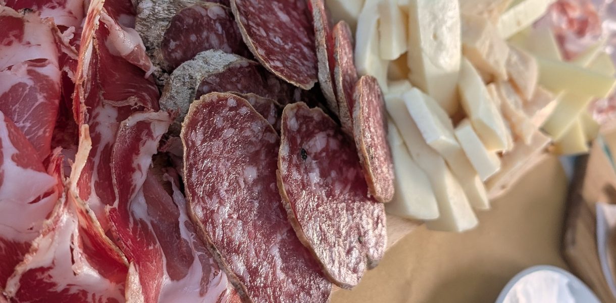 Un tagliere di salumi "Dal Vecio" al Passo della Cisa a Parma. Foto sul blog di viaggi "Nerd in Spalla: viaggiatori poco seri".