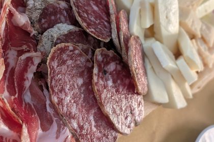 Un tagliere di salumi "Dal Vecio" al Passo della Cisa a Parma. Foto sul blog di viaggi "Nerd in Spalla: viaggiatori poco seri".