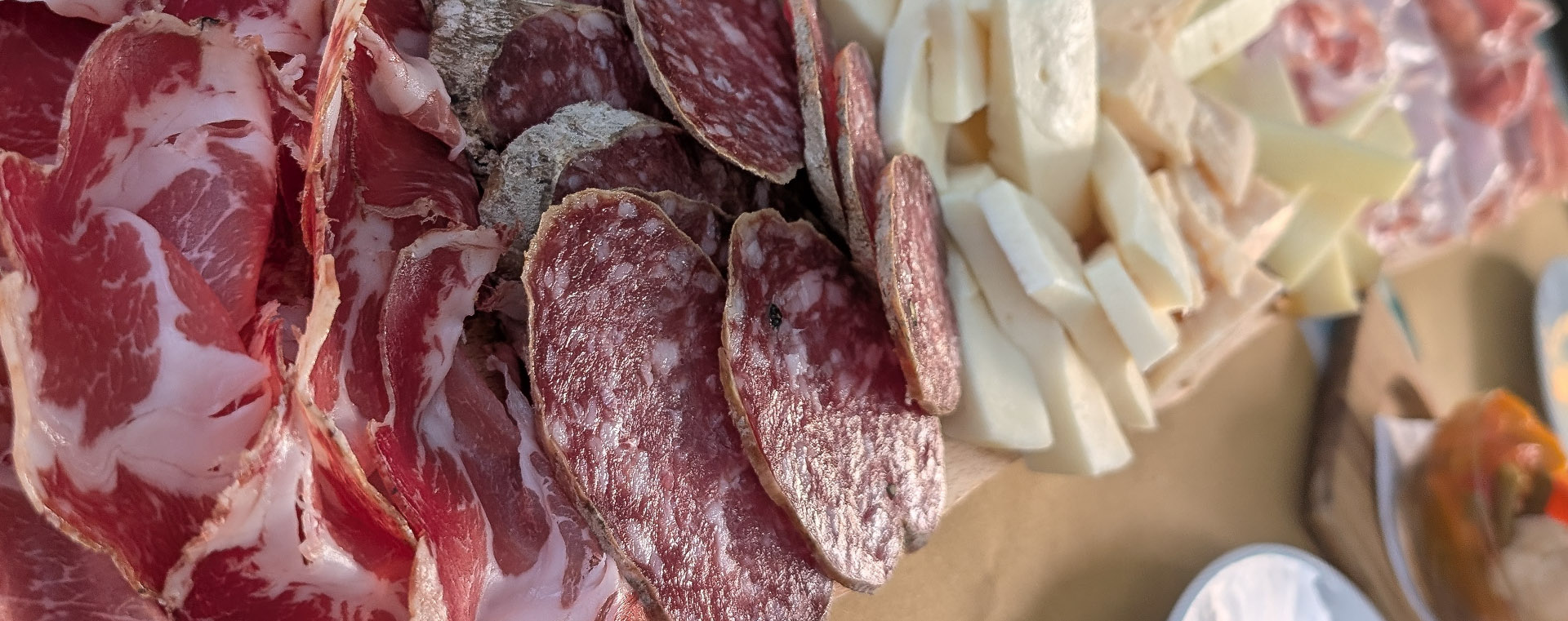 Un tagliere di salumi "Dal Vecio" al Passo della Cisa a Parma. Foto sul blog di viaggi "Nerd in Spalla: viaggiatori poco seri".